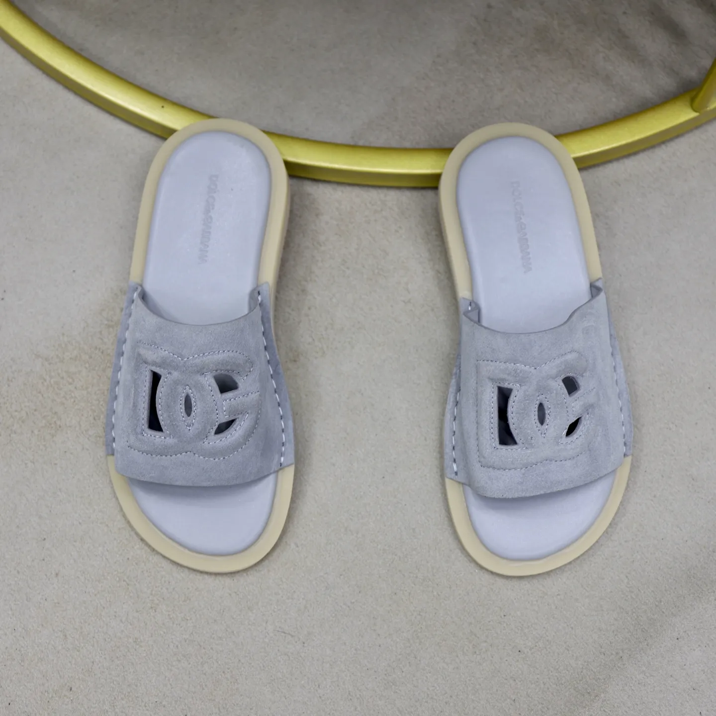 Ex-factory price: 340💰🙅‍♂️🙅‍♂️🙅‍♂️ Brand: DG Standard code: 38-44 (45 customized) Grade: Same as the official website Material: Original leather design Original lightweight wear-resistant molded outsole Style category: Men's fashion sandals Distinguished luxury brand elements Top luxury Color: Actual picture color